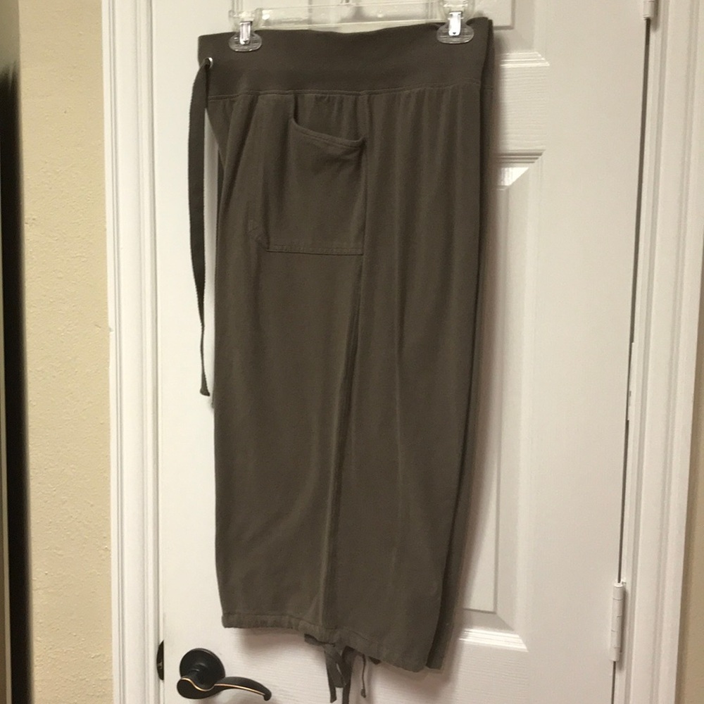 ⬇️PRICE DROP🎉16W/18W Soft Knit Draw String Capris